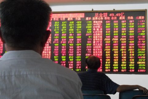 大盘大跌时买什么股票比较好？